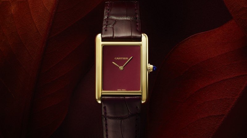 Cartier クォーツ時計 バーガンディ レザー カルティエからジャガー・ルクルトまで、バーガンディカラー